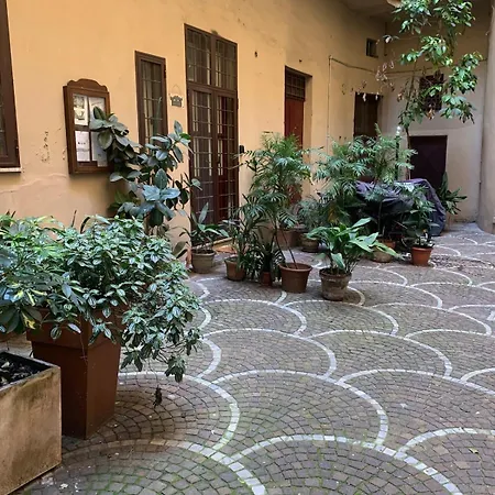 In Historic Palace Apartamento